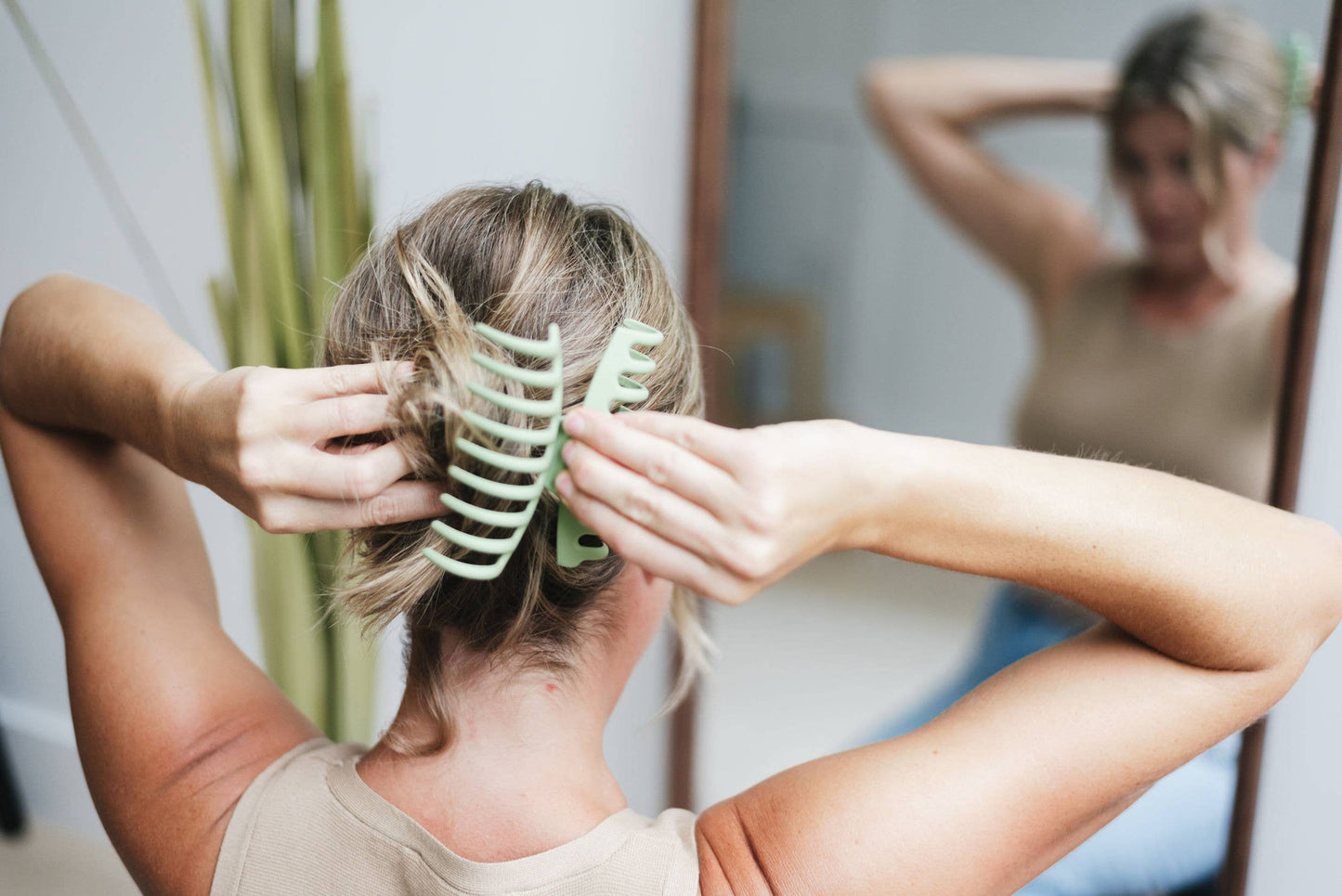 Matte Jumbo Hair Claw