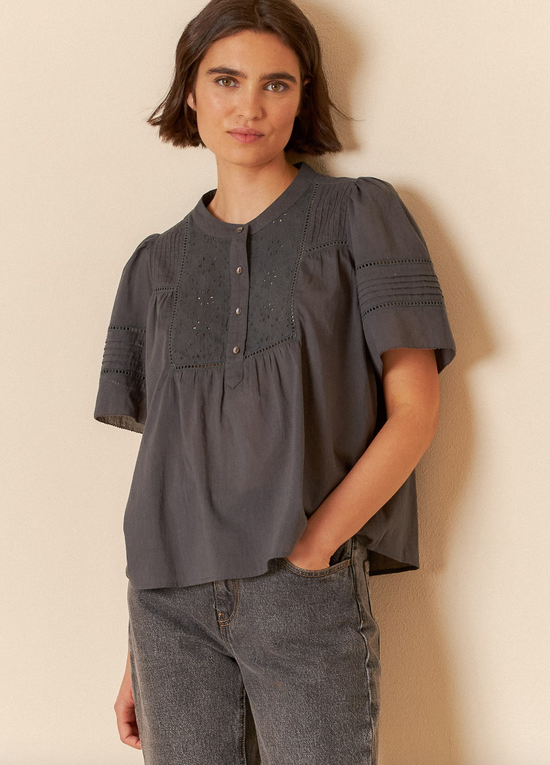 VV25MC114-SHORT• SLEEVE EMBROIDERED BLOUSE