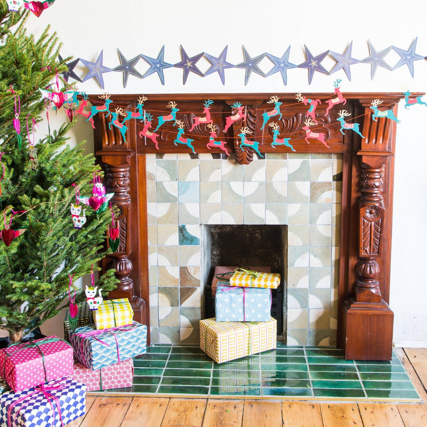 UK/EU: Bright Reindeer Sewn Garland